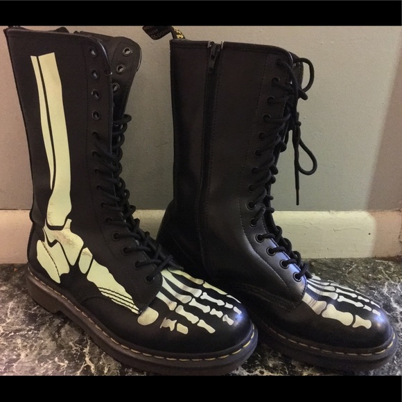 Glow in the dark Skeleton Docs! - Picture 1 of 4